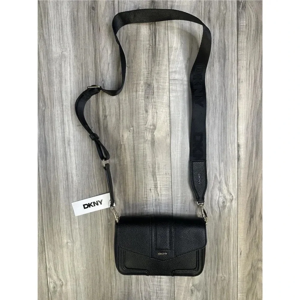 NWT,DKNY Maxxe crossbody /shoulder  Bag Style R423AE78‎ (Black/Gold)